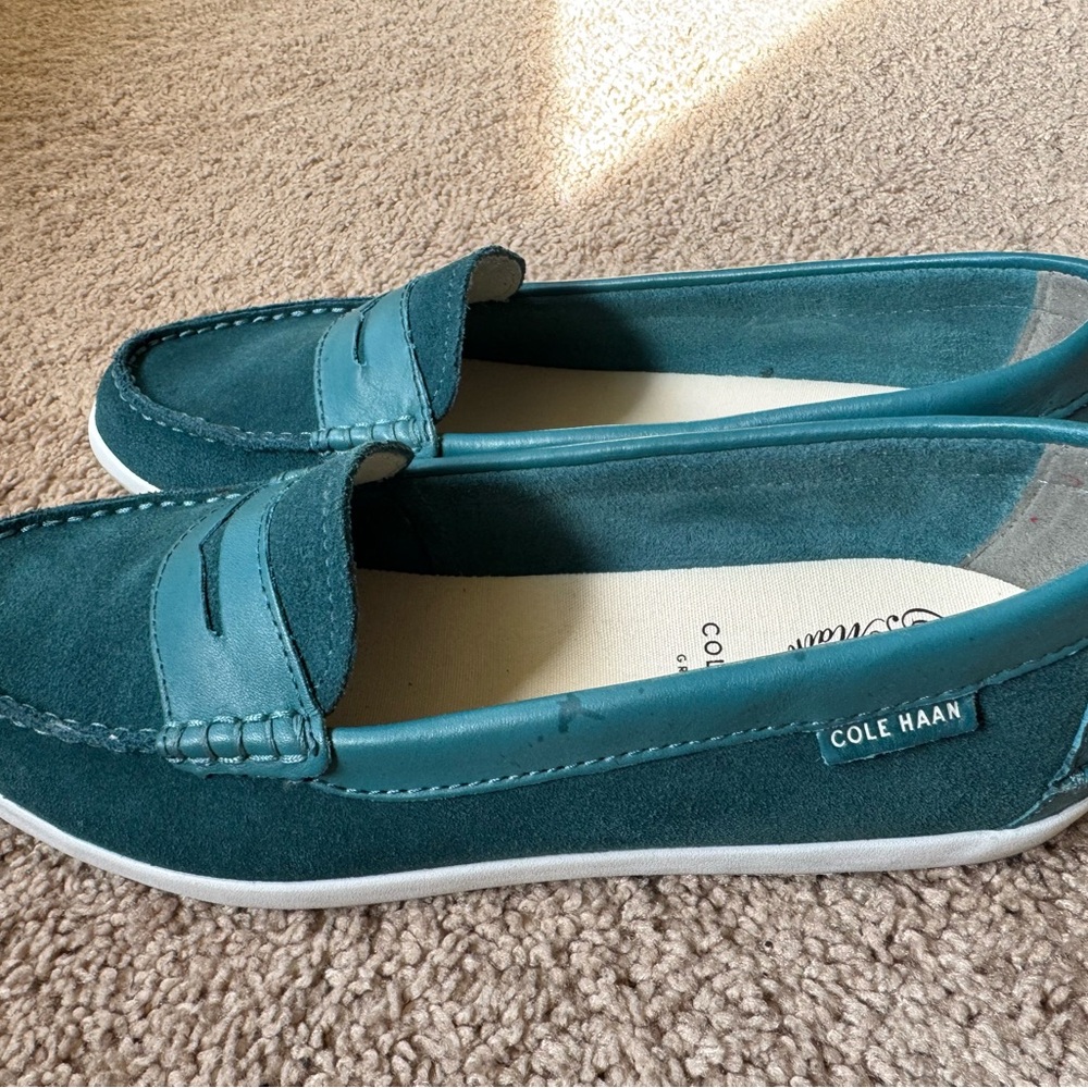 size 8.5. The price is $20. Color: turquoise. - Picture 3 of 5
